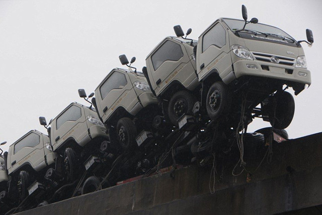 Автовоз с грузовиками чуть не упал с моста