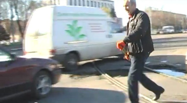 Украинец самостоятельно отремонтировал разбитые дороги в городе