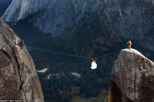 Экстремальное бракосочетание на вершине скалы