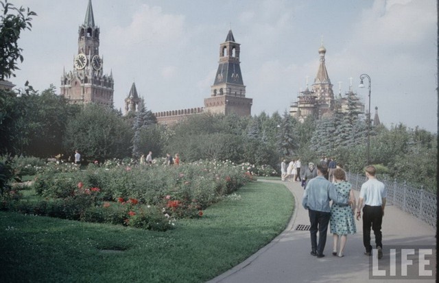 Жизнь советской молодежи