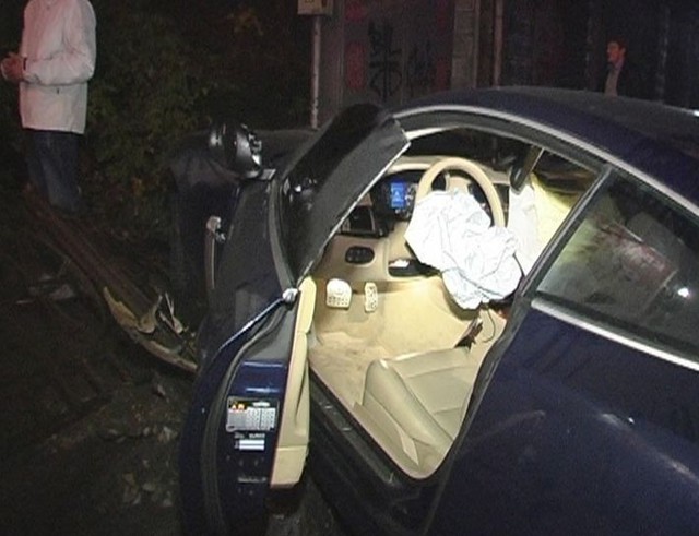 В Киеве Jaguar на бешеной скорости влетел в забор