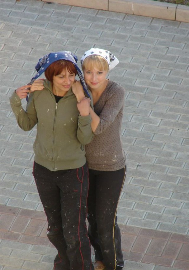 Работа девушки на стройке