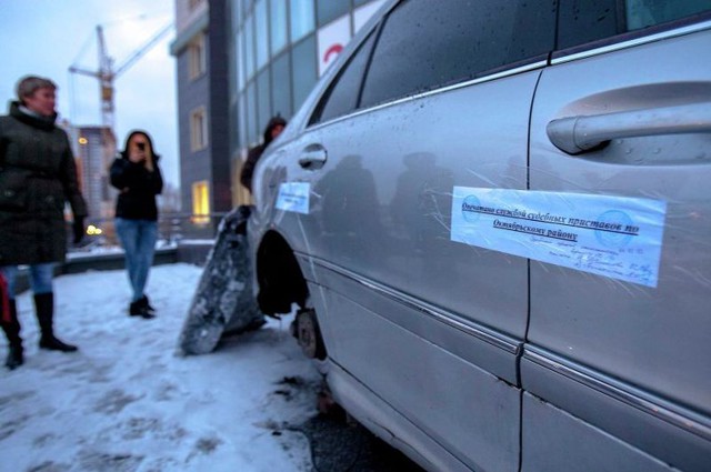 Женщина пятый день живет в арестованном Мерседесе