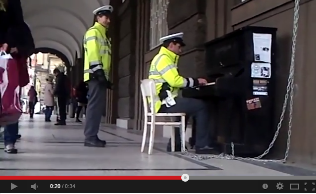 Чешская полиция играет на уличном пианино в Праге