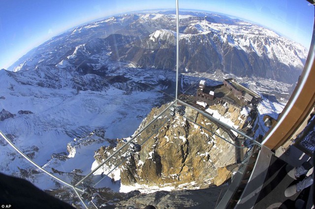 Стеклянная кабина в Альпах на высоте более 4000 м