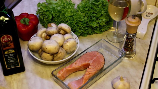 Готовим стейк из красной рыбы со сливочным соусом и обжаренными овощам