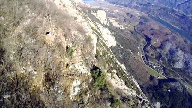 Полет в вингсьюте через каменные ворота