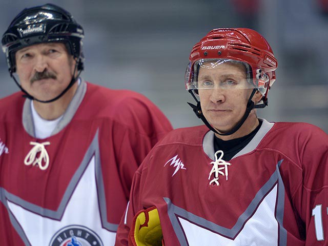  Путин и Лукашенко сыграли в хоккей