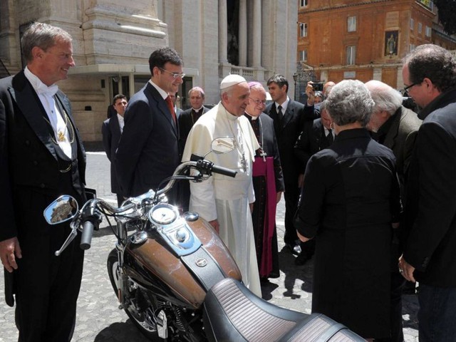 Папа римский продает с аукциона свой Harley-Davidson