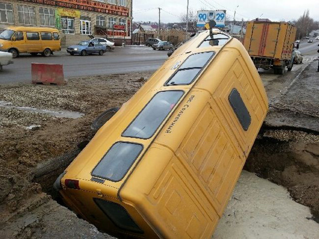 В Саратове в яму провалилась пассажирская «ГАЗель»