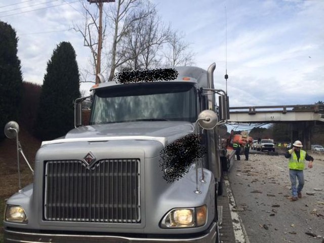 Дальнобойщик чуть не снес мост