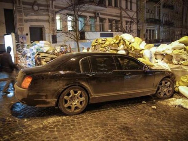 Bentley Continental врезался в баррикаду на Городецкого