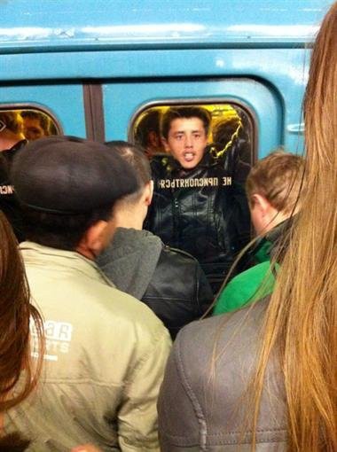 Носороги "атакуют" метро..