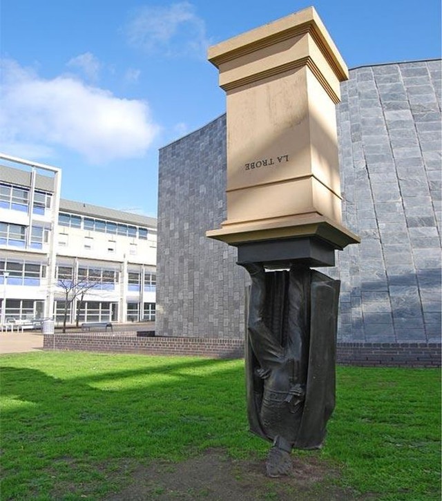 13 самых странных скульптур в мире