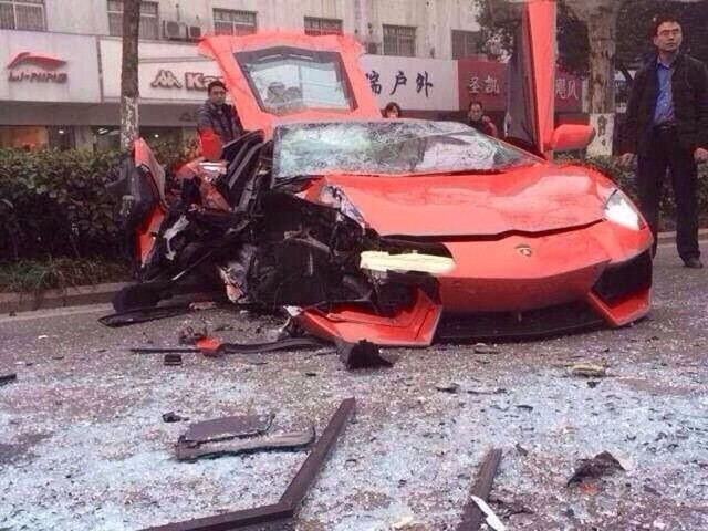 Lamborghini Aventador врезался в автобус