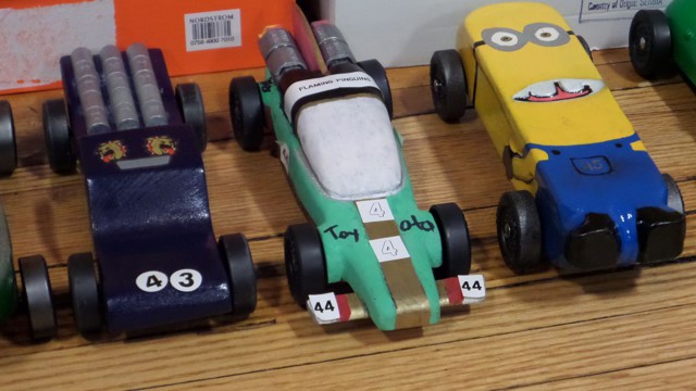 Pinewood Derby - гонки почти самодельных машинок 