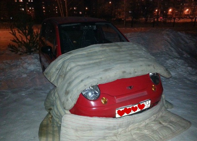 Как девушка заботится о своей машине в мороз.