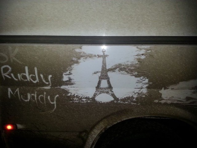 Картины на грязных микроавтобусах