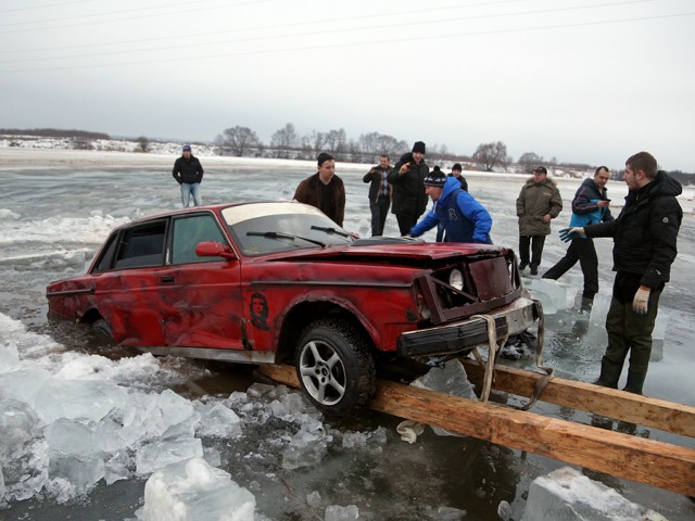 Вытаскивание Volvo со дна Москва реки