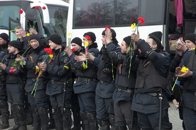Севастополь встретил ВВшников, с благодарностью и цветами