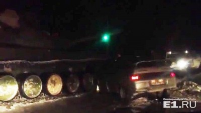 В Нижнем Тагиле танк смял легковушку, которая ехала на красный свет