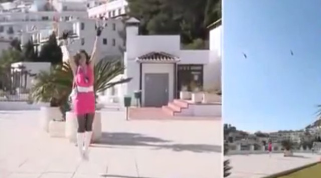 Два игрушечных вертолета и одна девушка 