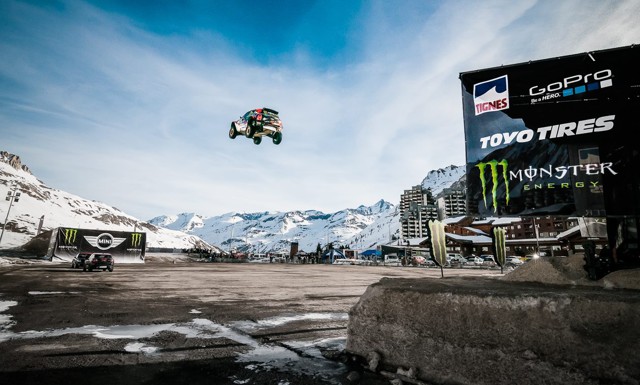 Французский автогонщик совершил прыжок в 101 метр