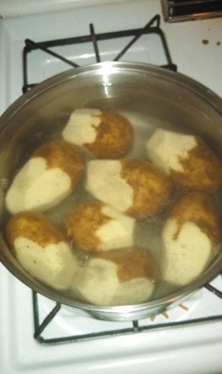 Попросила мужа взять картошку в пакете, и почистить половину.