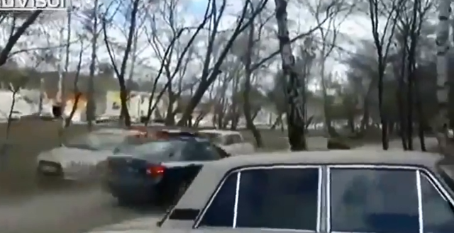 Покатал полицейского на капоте 