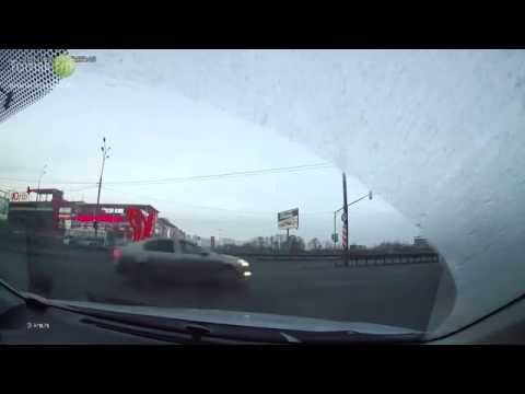 Помчал на красный 