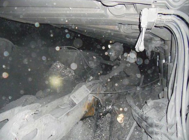 Шахтеры после тяжелой смены в угольной шахте 