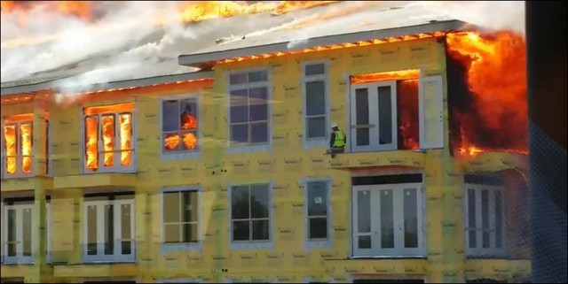 Спасение рабочего из горящего здания в Хьюстоне