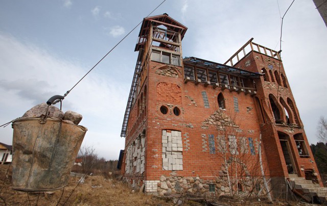 Строитель-энтузиаст возводит дом уже 10 лет