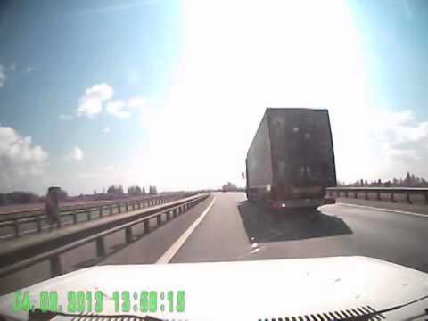 Чуть не попали в ДТП. Водитель отвлекся от дороги.