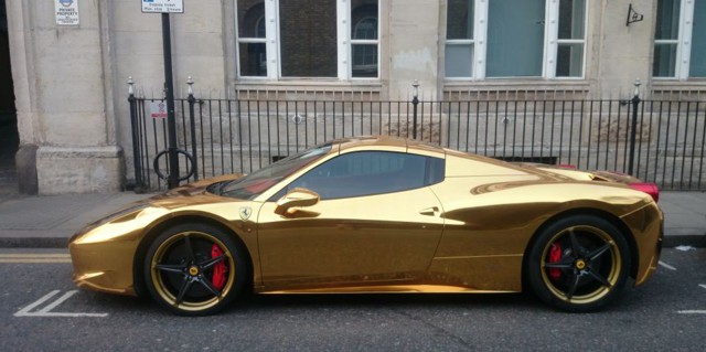 Золотой Ferrari 458 Spider