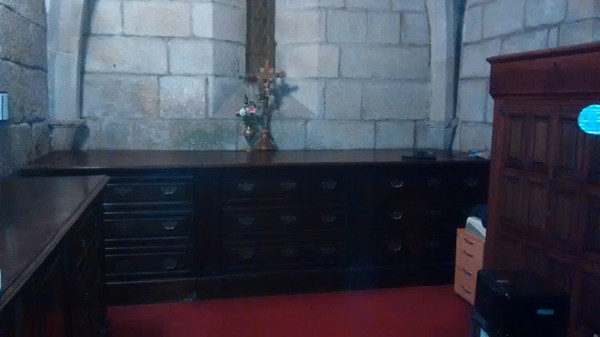 Что можно найти под комодом в церкви?!