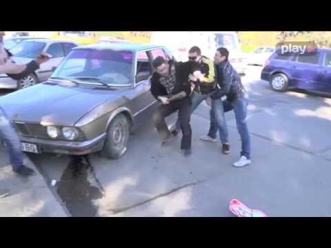 Активисты СтопХама в Кишинёве разбили автомобиль нарушителя парковки 