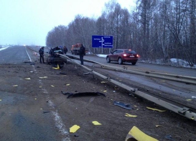 Отбойник насквозь проткнул Mitsubishi