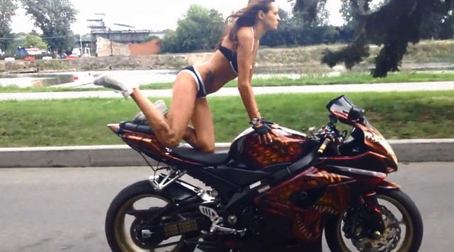 Красивая девушка на мотоцикле