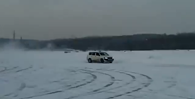Езда по замерзшему озеру