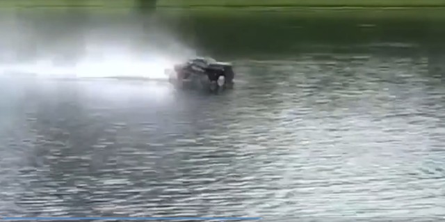 Гоняет по воде