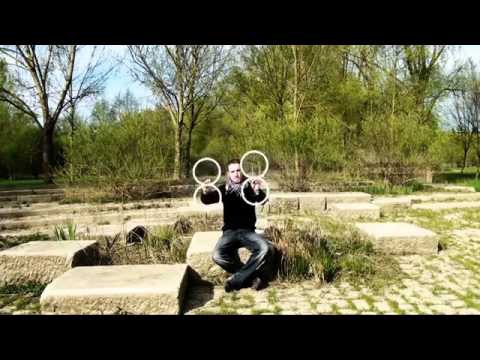 Завораживающие контактное жонглирование кольцами. 