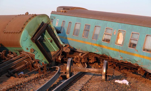 В Казахстане с рельсов сошел пассажирский поезд