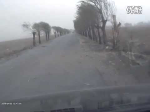 Удар молнии по дороге перед автомобилем