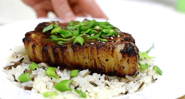 Как приготовить свиные котлеты с пряным соусом