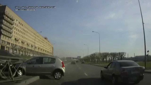 Девушка застряла в заборе