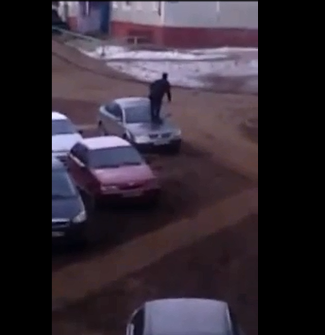 Прыгал по крышам автомобилей и был наказан