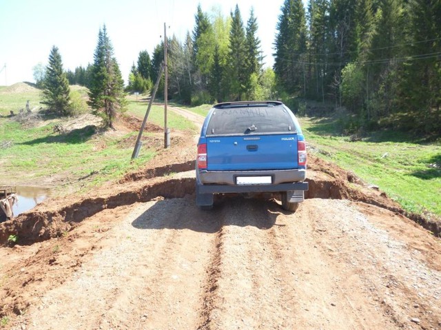 Тойота зависла над «ущельем»