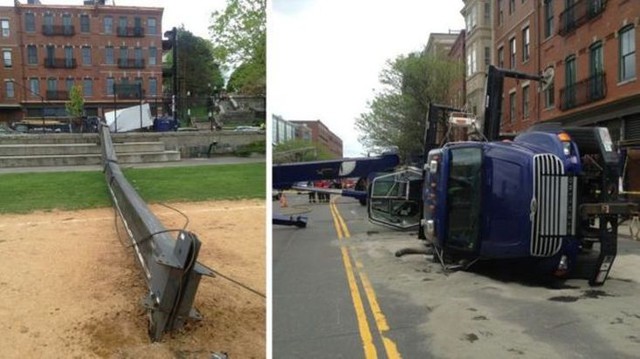 Автокран упал на припаркованный пикап