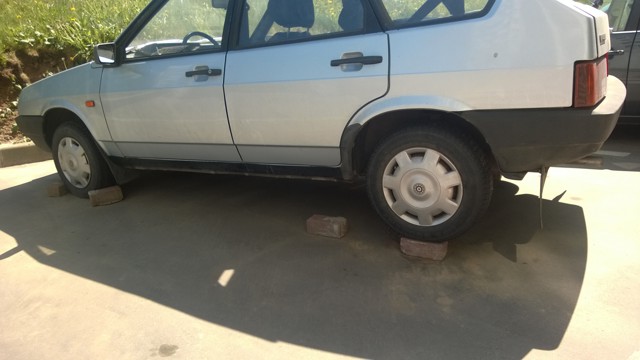 Тазик на кирпичах